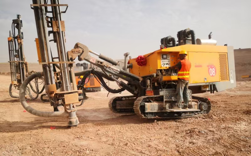 Solución de aplicación integral de equipos de perforación de fondo de pozo con orugas en minería a cielo abierto