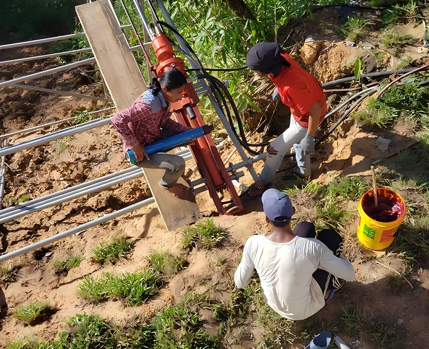Soluci&oacute;n de refuerzo de talud con equipo de perforaci&oacute;n de fondo neum&aacute;tico port&aacute;til