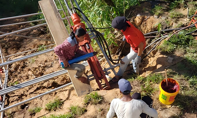 Soluci&oacute;n de refuerzo de talud con equipo de perforaci&oacute;n de fondo neum&aacute;tico port&aacute;til